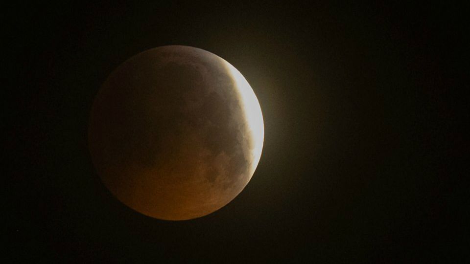 La luna de sangre iluminó al mundo en un eclipse total.