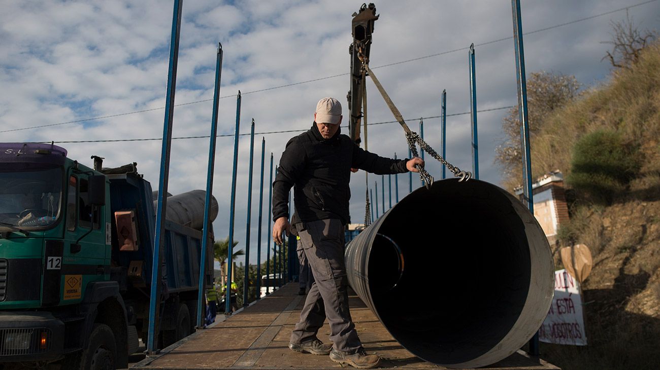 Rescatistas trabajan para  perforar un túnel vertical paralelo al que se encuentra el Julen.