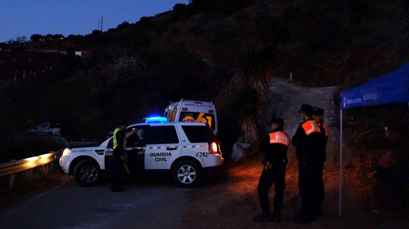 Rescatistas trabajan para  perforar un túnel vertical paralelo al que se encuentra el Julen.