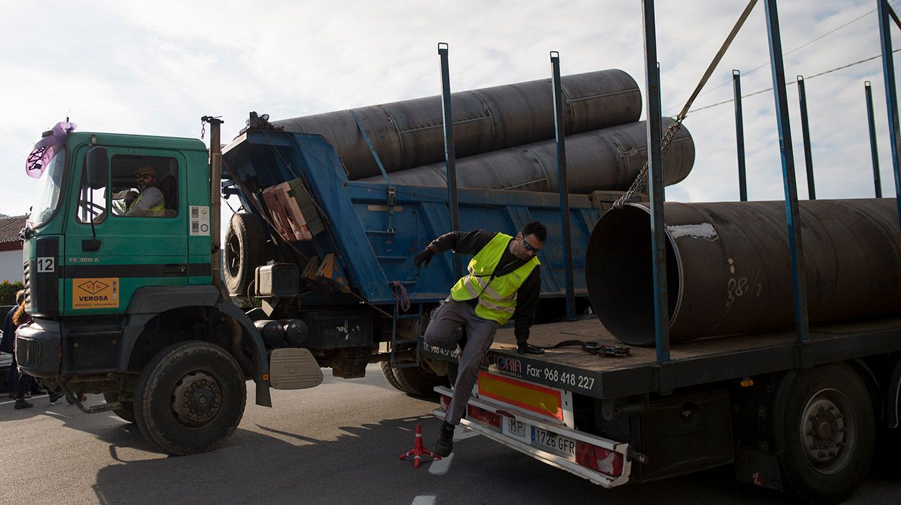 Rescatistas trabajan para  perforar un túnel vertical paralelo al que se encuentra el Julen.