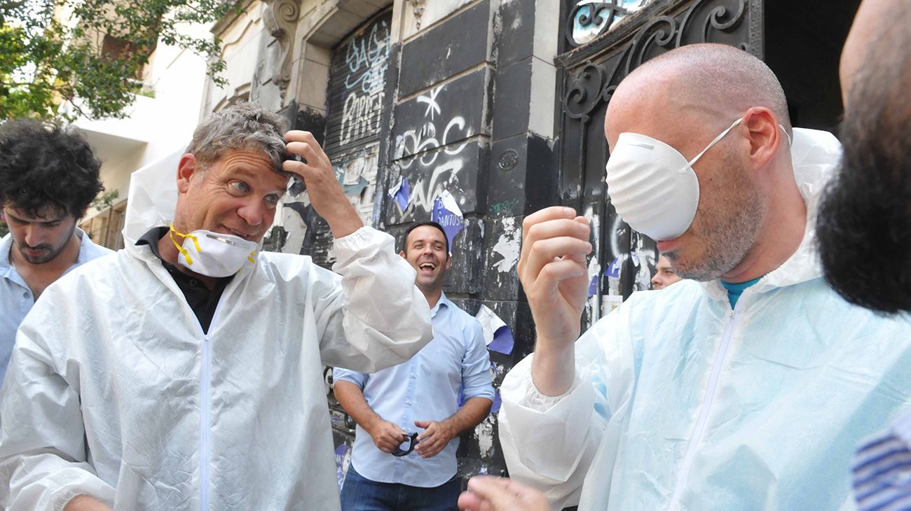 Montan operativo de saneamiento y desratización en la casa de Ricardo Barreda