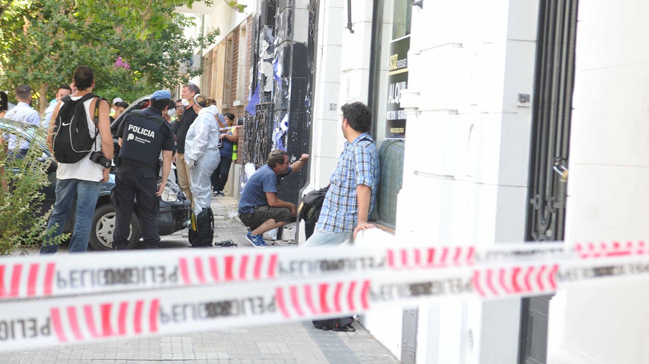 Montan operativo de saneamiento y desratización en la casa de Ricardo Barreda