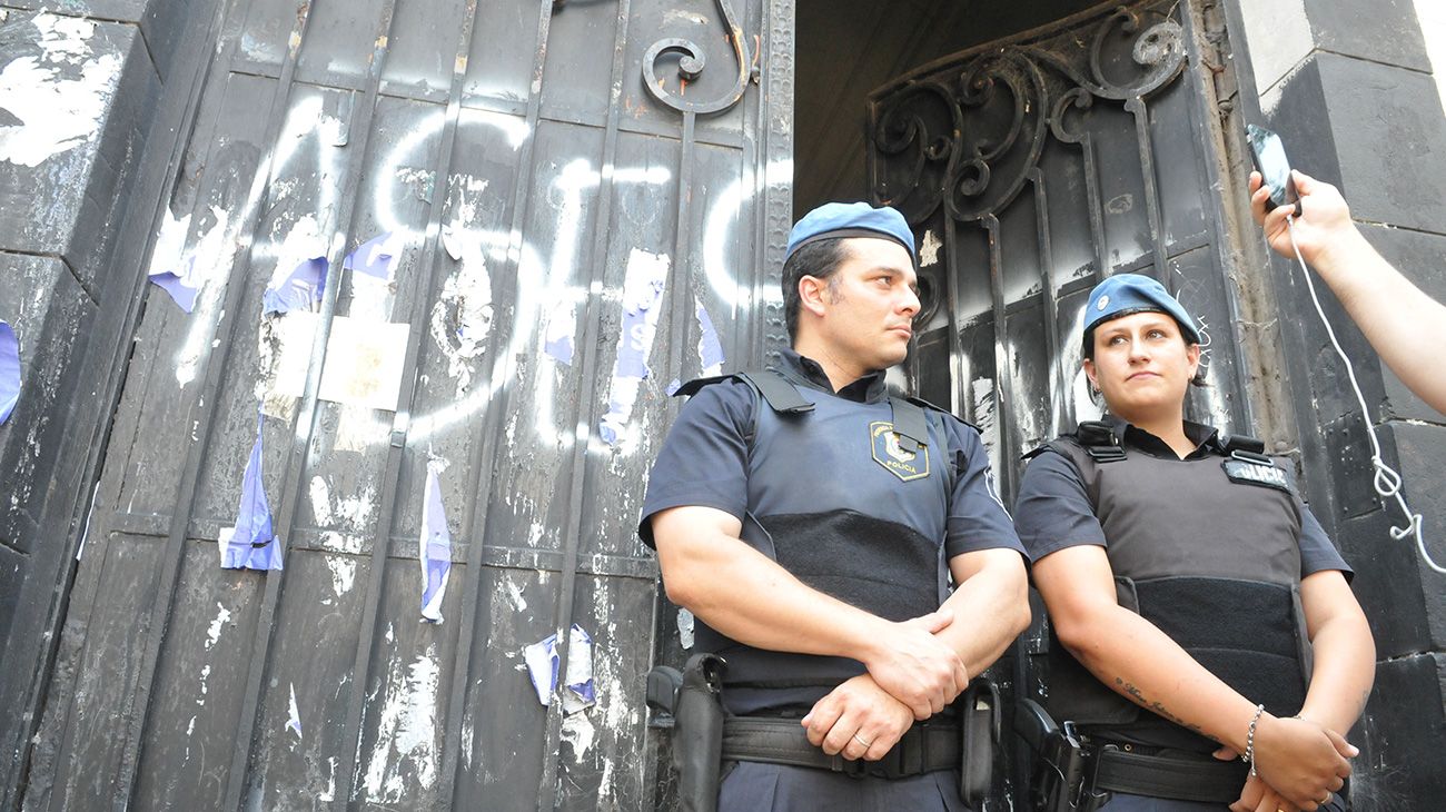 Montan operativo de saneamiento y desratización en la casa de Ricardo Barreda