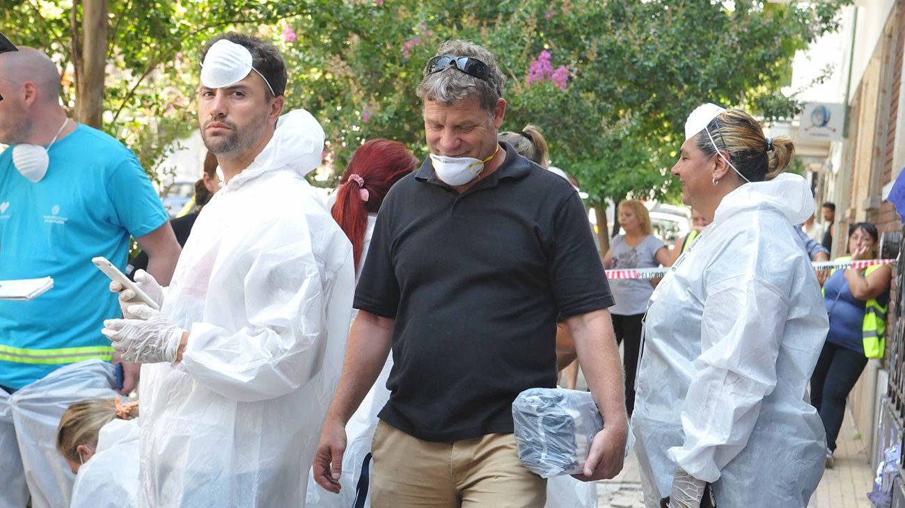 Montan operativo de saneamiento y desratización en la casa de Ricardo Barreda