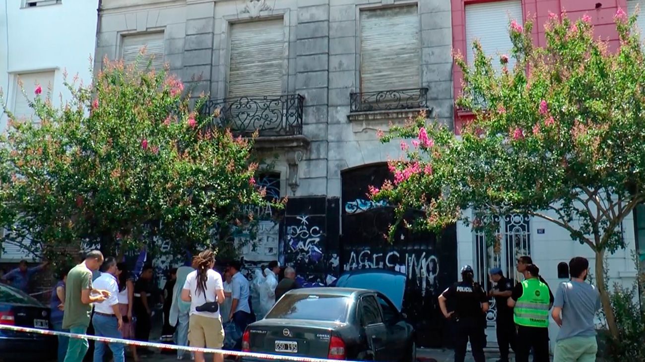 Montan operativo de saneamiento y desratización en la casa de Ricardo Barreda