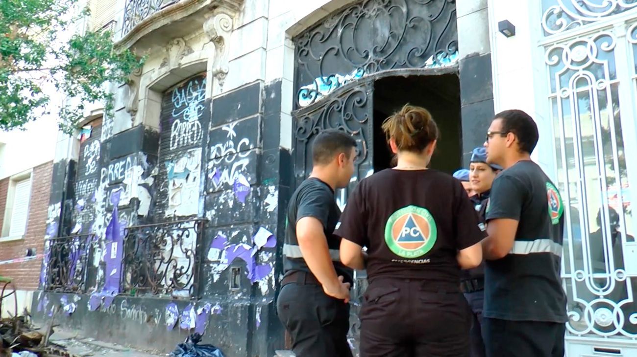 Montan operativo de saneamiento y desratización en la casa de Ricardo Barreda