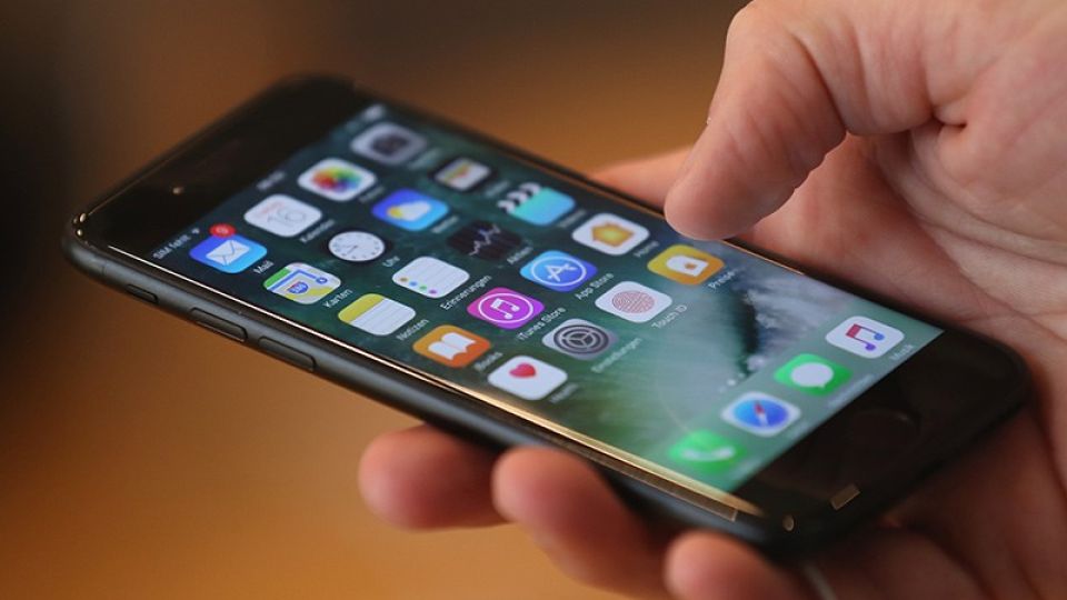Apple Fans Await iPhone 7