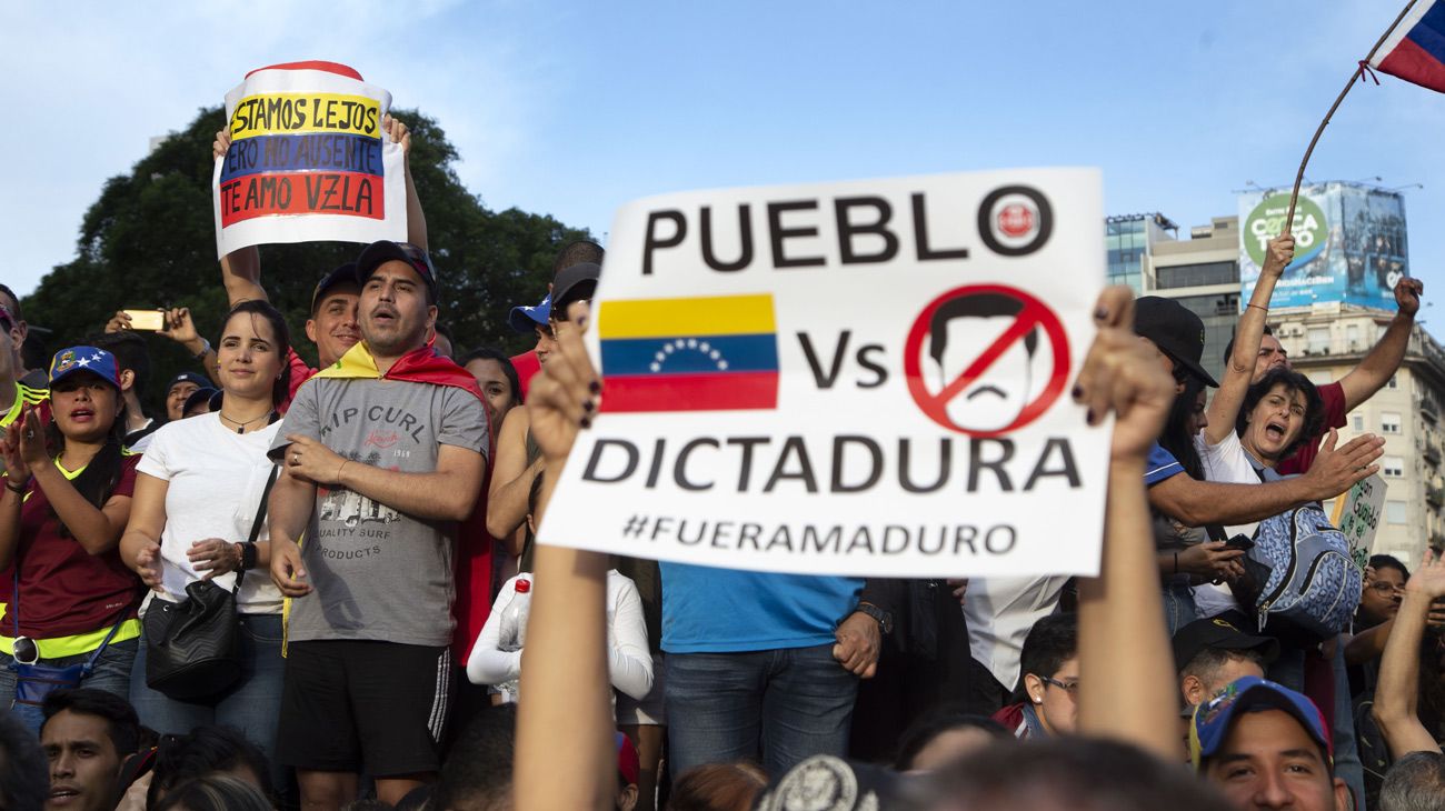 Una multitud se concentró hoy en el centro porteño para rechazar la reciente reelección del presidente de Venezuela, Nicolás Maduro.