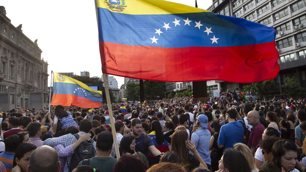 Una multitud se concentró hoy en el centro porteño para rechazar la reciente reelección del presidente de Venezuela, Nicolás Maduro.