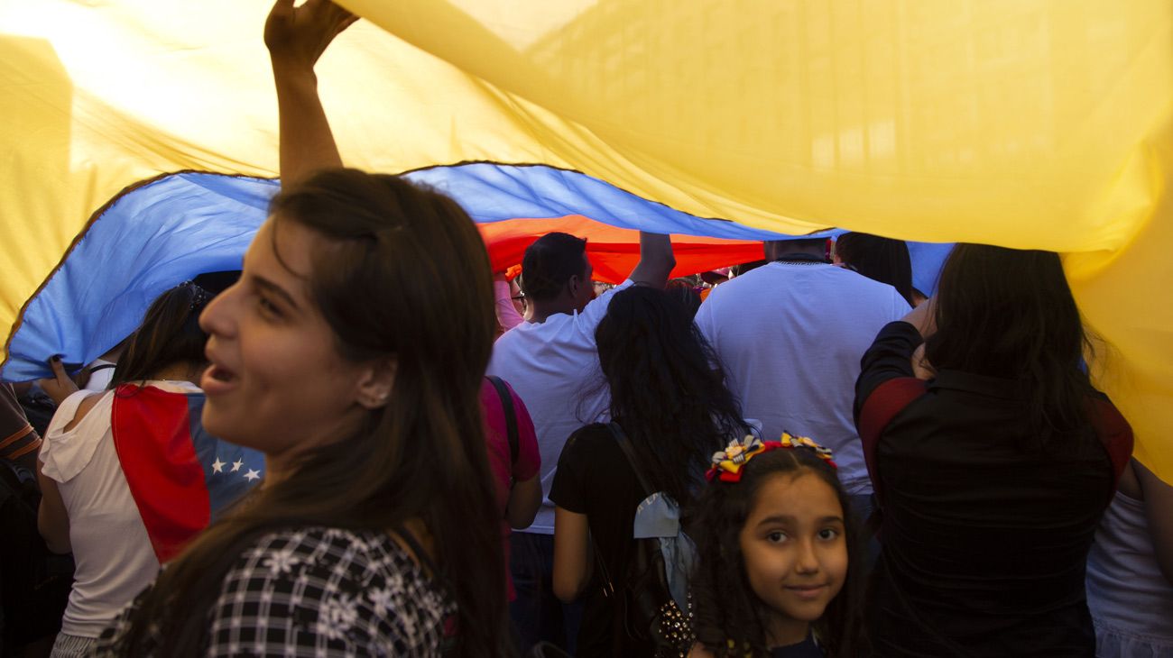 Una multitud se concentró hoy en el centro porteño para rechazar la reciente reelección del presidente de Venezuela, Nicolás Maduro.