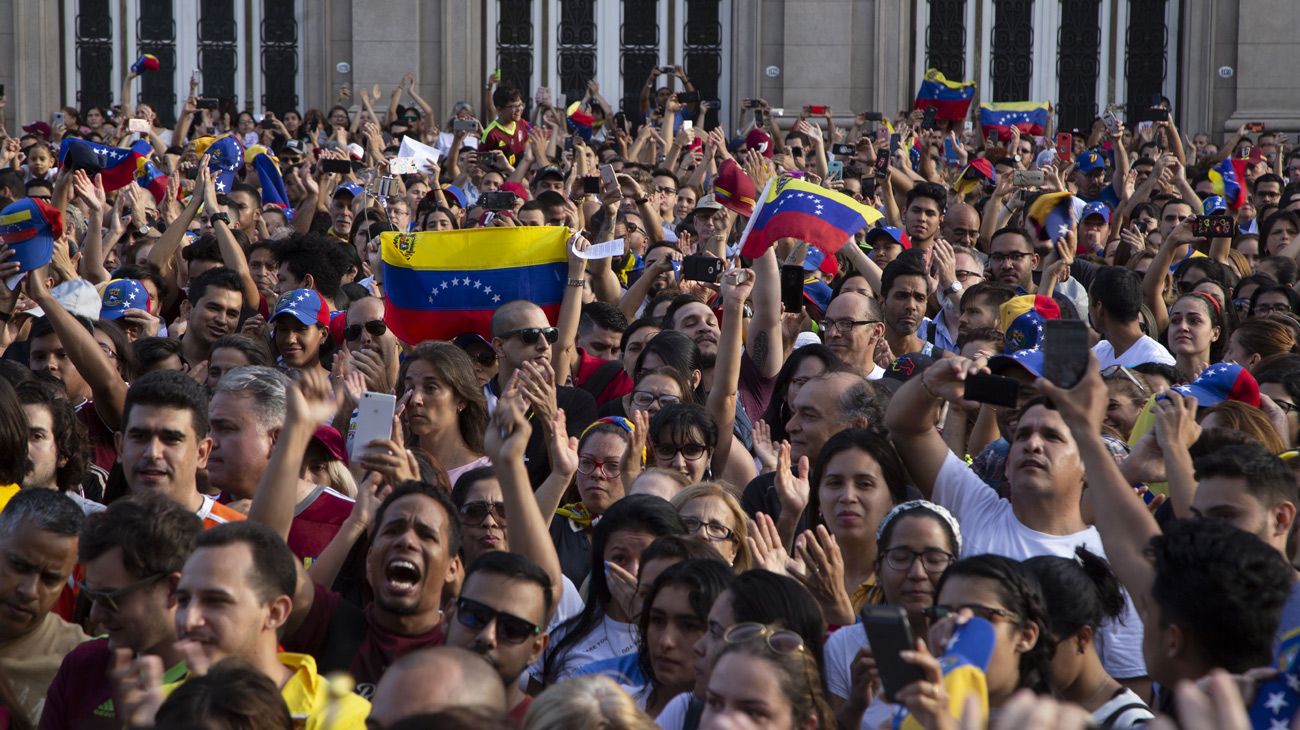 Una multitud se concentró hoy en el centro porteño para rechazar la reciente reelección del presidente de Venezuela, Nicolás Maduro.