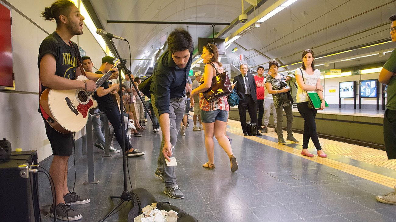 En la ciudad de Buenos Aires se estima que en las seis líneas de subtes hay cerca de 260 músicos callejeros.