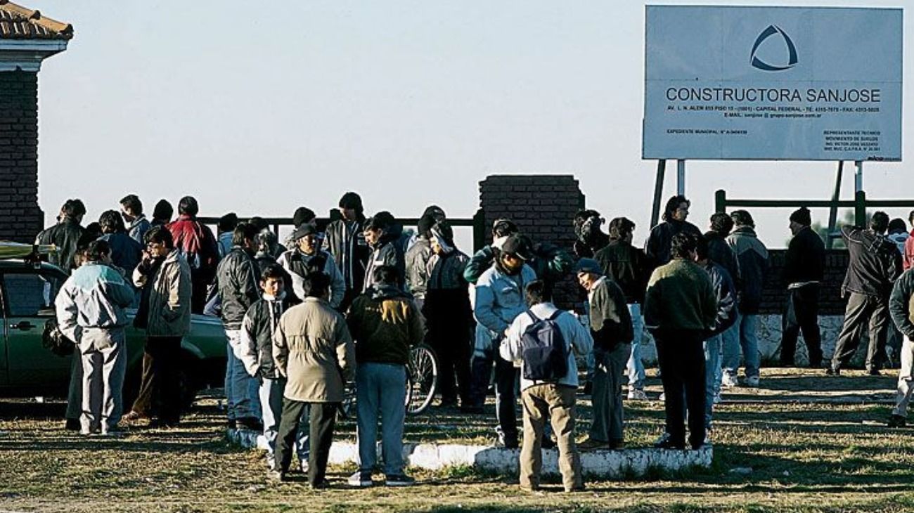 Muchas personas se acercaron a ver el episodio de violencia en La Tablada.