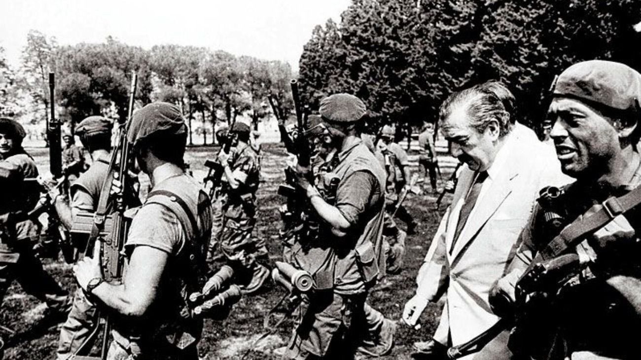 El presidente Raúl Alfgonsín tras los enfrentamientos en La Tablada. 