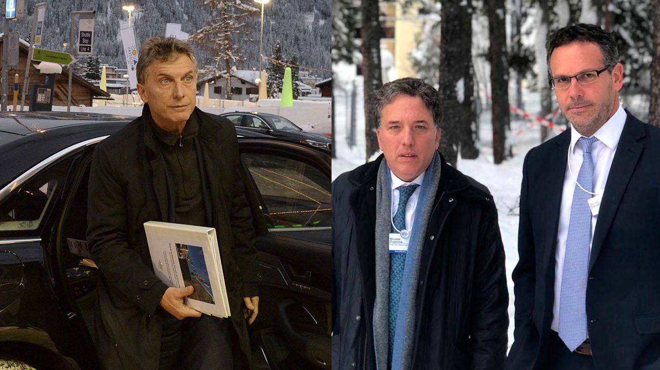 A la izquierda: Macri, ilusionado, en el primer foro de Davos de su gestión, en 2016. A la derecha: Dujovne y Sandleris en el de 2019.