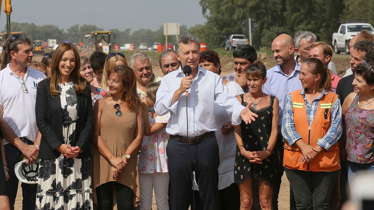 El presidente Mauricio Macri, acompañado por la gobernadora bonaerense, María Eugenia Vidal, recorrió hoy las obras de la Ruta Nacional 5, en la ciudad de Suipacha, provincia de Buenos Aires. 