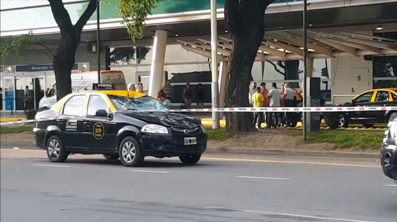 El conductor de un taxi embistió y mató a una menor de 13 años, y a su abuelo que tuvo que ser internado.