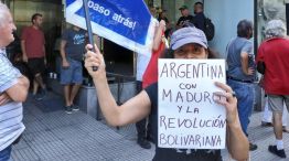 Un grupo de manifestantes realizó un acto a favor de Maduro en la Embajada de Venezuela en Argentina.