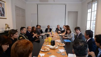 Una de las reuniones que Patricia Bullrich mantuvo con especialistas y funcionarios colombianos.