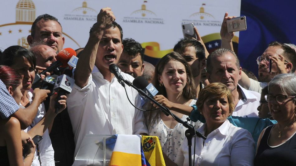 El jefe de la Asamblea Nacional de Venezuela, Juan Guaidó, asumió como Presidente Interino.