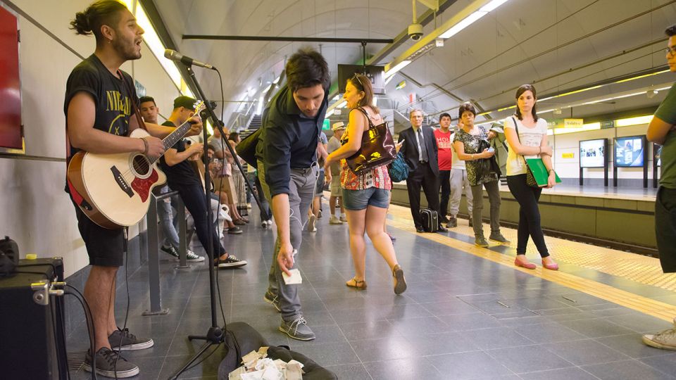 En la ciudad de Buenos Aires se estima que en las seis líneas de subtes hay cerca de 260 músicos callejeros.