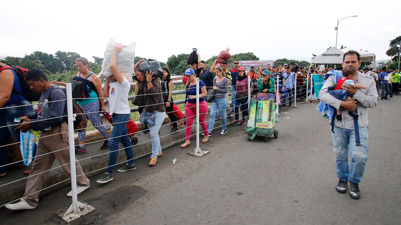 Miles de venezolanos cruzan la frontera con Colombia por la crisis.