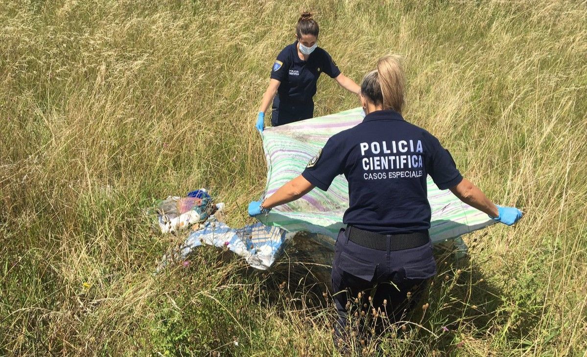 Peritos de la Policía Científica de Buenos Aires trabajan en los objetos hallados a la vera de la ruta 6