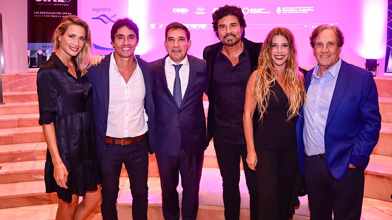 El matrimonio Estevanez, el cónsul Fernández-Suárez, Diego Olivera y Mónica Ayos, en la reunión por la nueva plataforma Cine.ar.