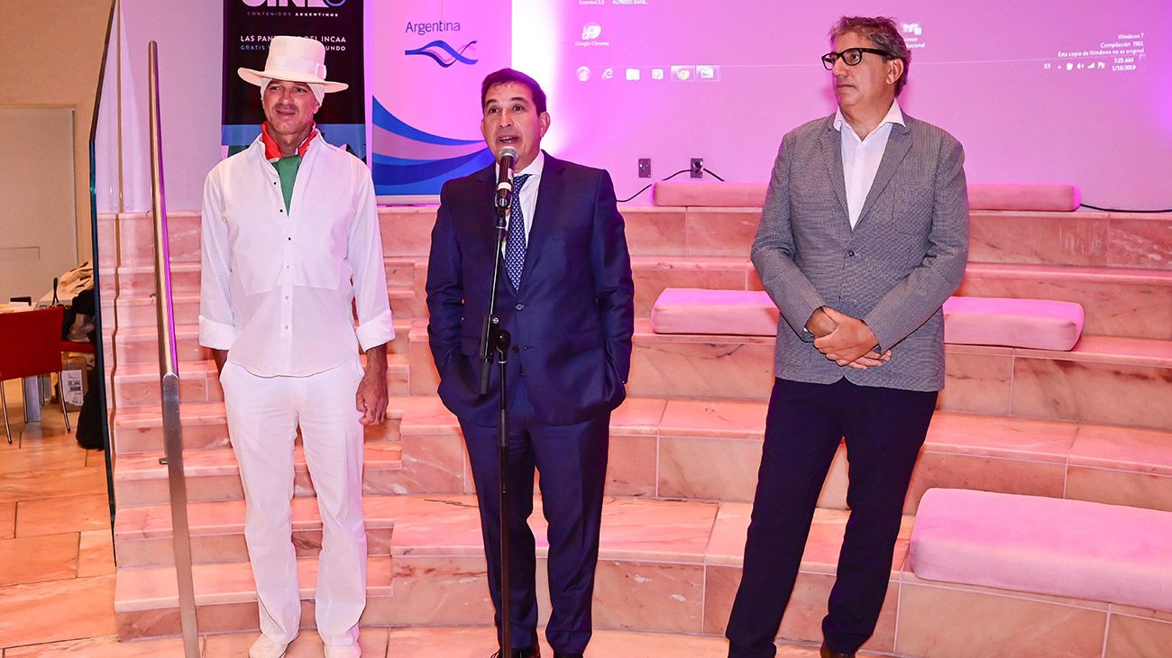 Alan Faena, junto al director del INCAA, Ralph Haiek, y al cónsul en Miami, Leandro Fernández-Suárez.