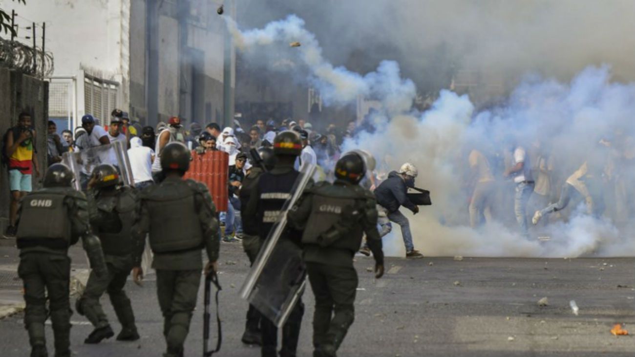 La represión de la policía venezolana contra los manifestantes.