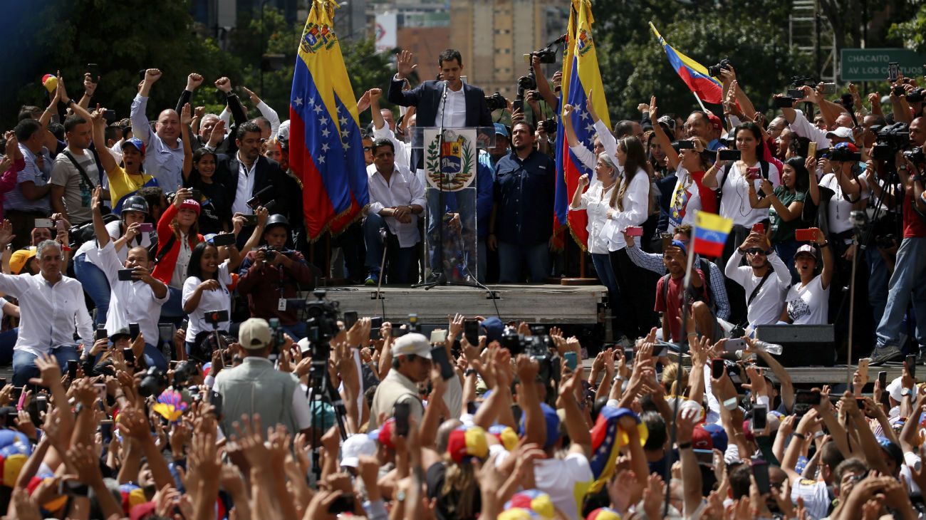 El apoyo a Juan Guaidó que se autoproclamó "presidente interino".