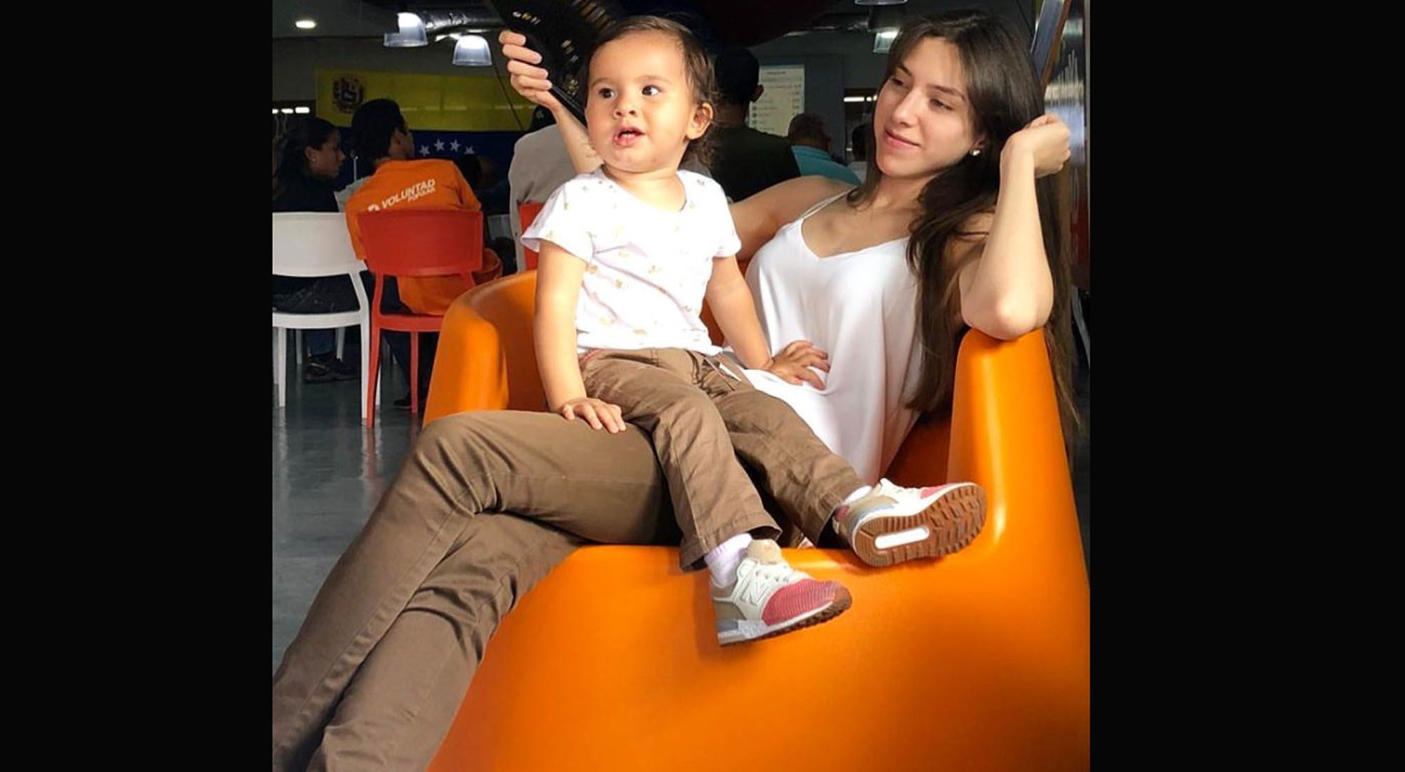 Fabiana Rosales TIENE 26 AÑOS Y FUE PERIODISTA: ASÍ ES LA JOVEN MUJER DE JUAN GUAIDÓ, EL PRESIDENTE INTERINO DE VENEZUELA