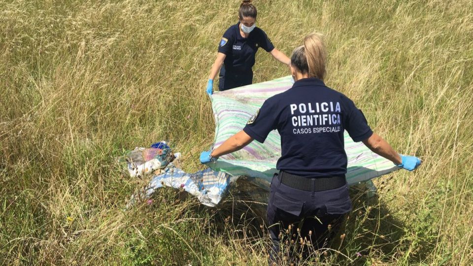 Peritos de la Policía Científica de Buenos Aires trabajan en los objetos hallados a la vera de la ruta 6