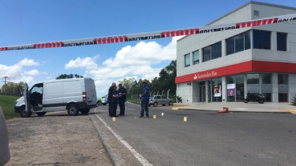 Salidera y tiroteo en un banco de Pilar
