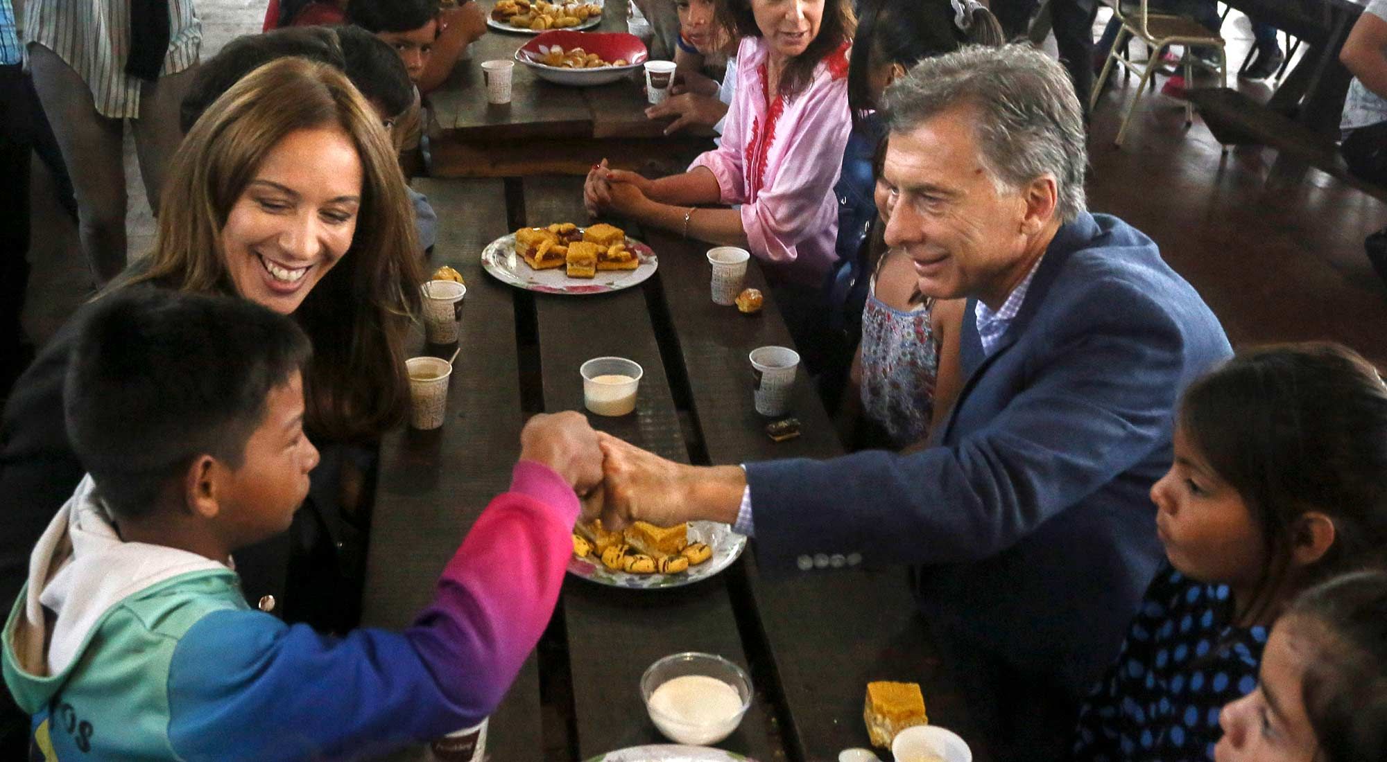 El presidente Mauricio Macri, acompañado por la gobernadora María Eugenia Vidal, compartió hoy un desayuno con chicos que concurren al Centro Recreativo Nacional, ubicado en el partido bonaerense de Ezeiza, donde también estuvo presente la ministra de Salud y Desarrollo Social, Carolina Stanley.