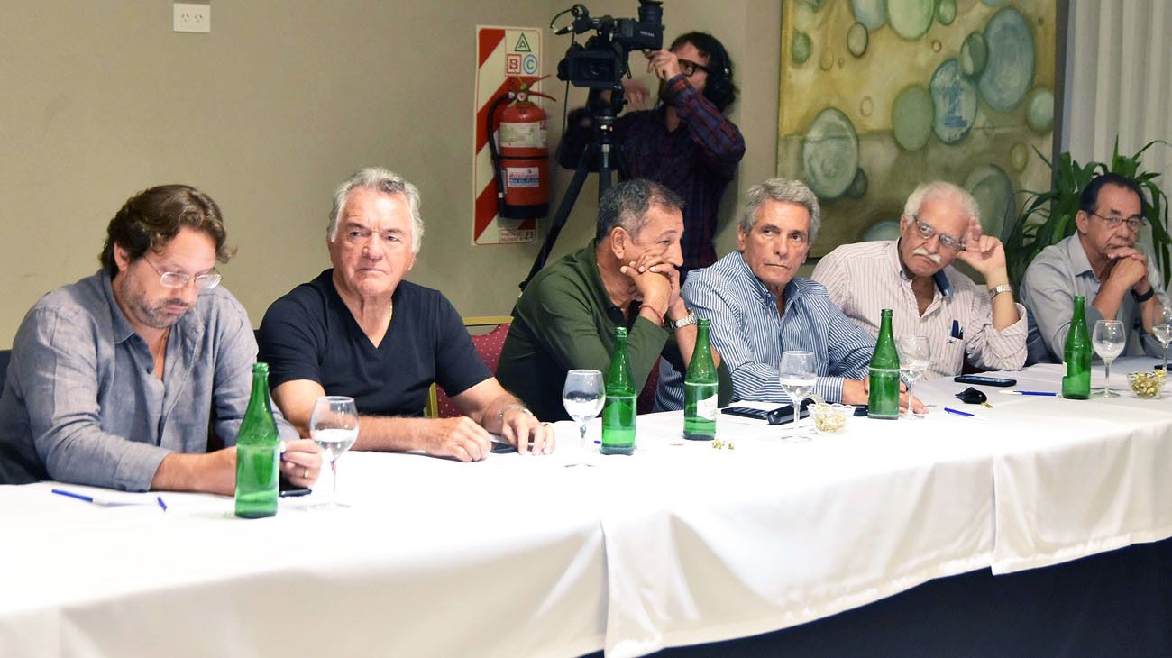 A la mesa. Entre el lechón frío y el asado, Barrionuevo sentó a varios dirigentes que apoyan la postulación del ex ministro de Economía, quien envió a su hijo Marco.