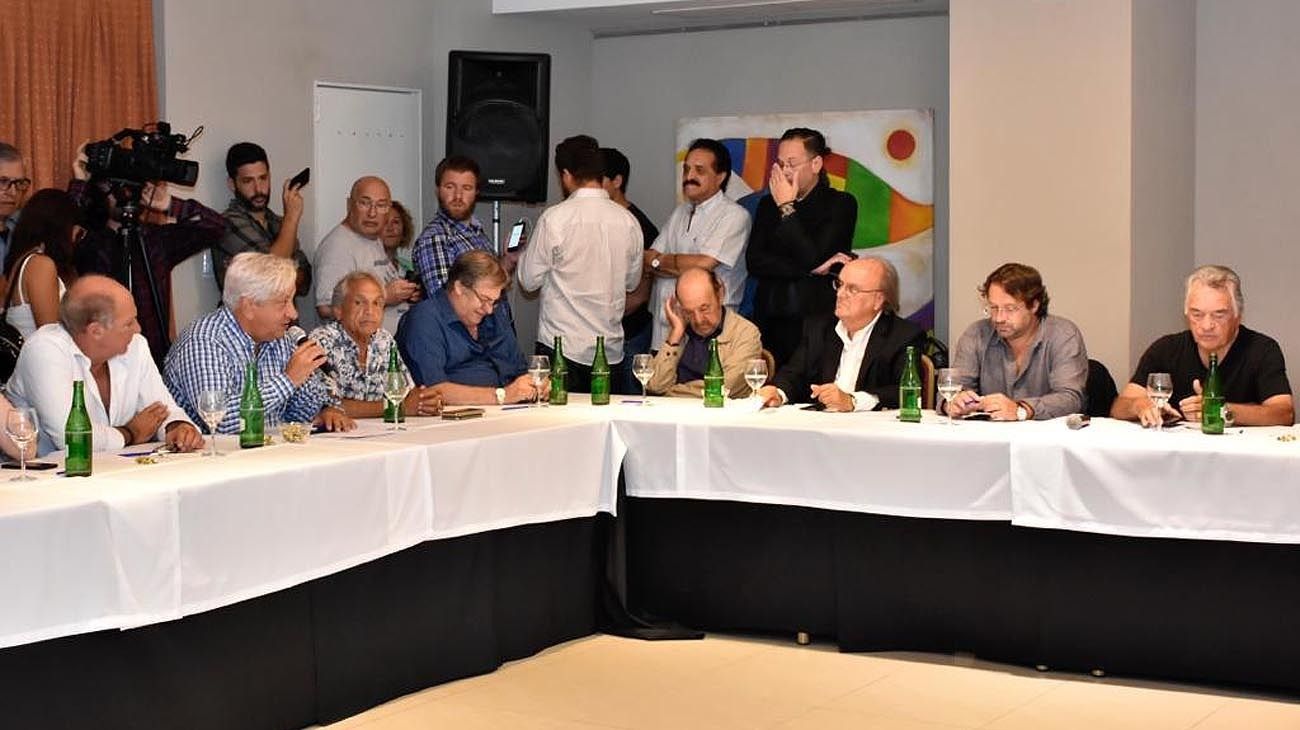 Hubo menos representantes gremiales que otros años y más invitados del mundo político. El personaje central no estuvo presente y, aseguran, tampoco estaba invitado. “Lavagna aún está en el Rubicón, por eso hubo mucho cuidado en lo que se dijo”, indicó un asistente ante la consulta de este medio. 