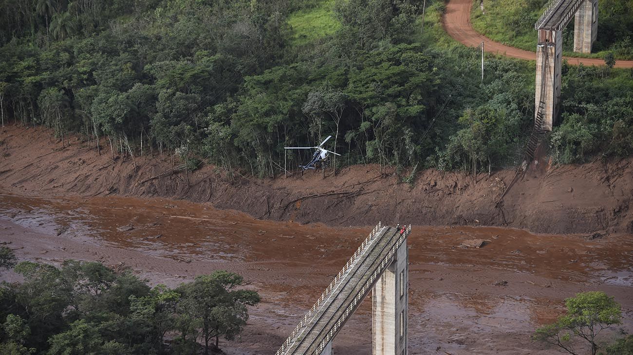 Las imágenes de la devastación causada por la represa minera conmocionan a Brasil.