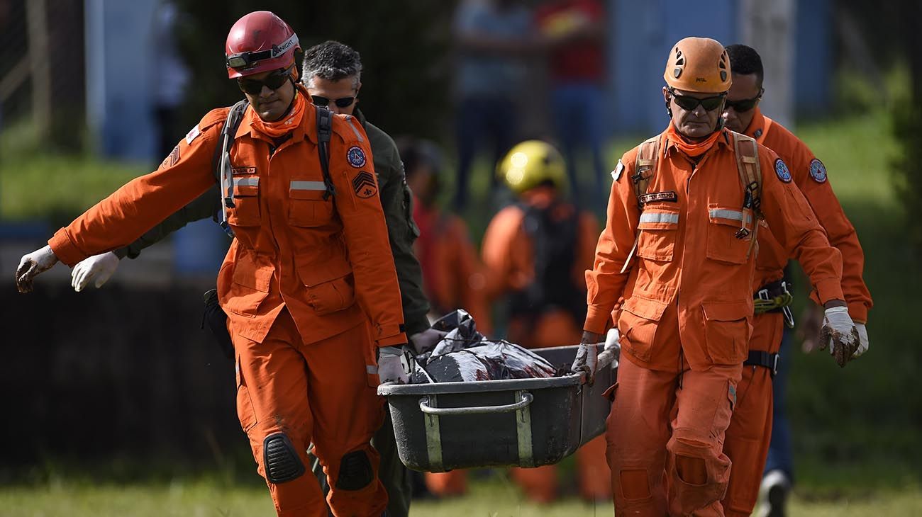 Las imágenes de la devastación causada por la represa minera conmocionan a Brasil.