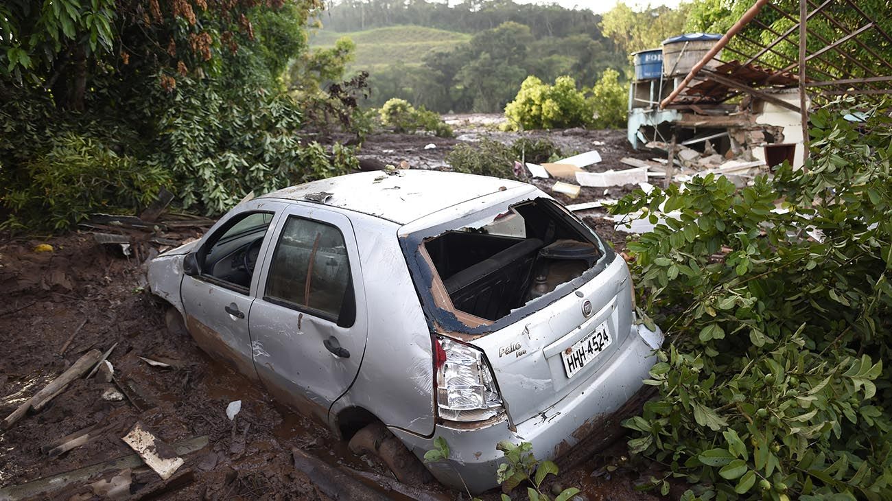 Las imágenes de la devastación causada por la represa minera conmocionan a Brasil.