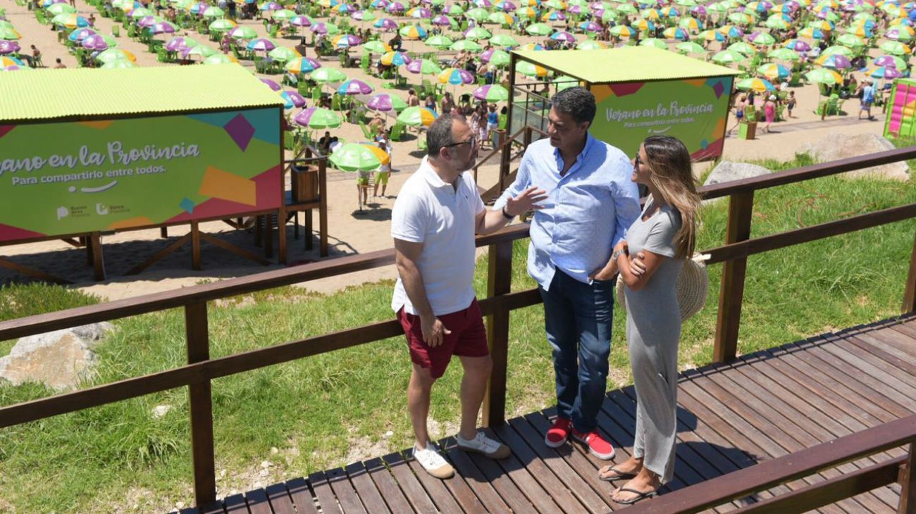 El intendente se mostró en la Costa con su pareja.