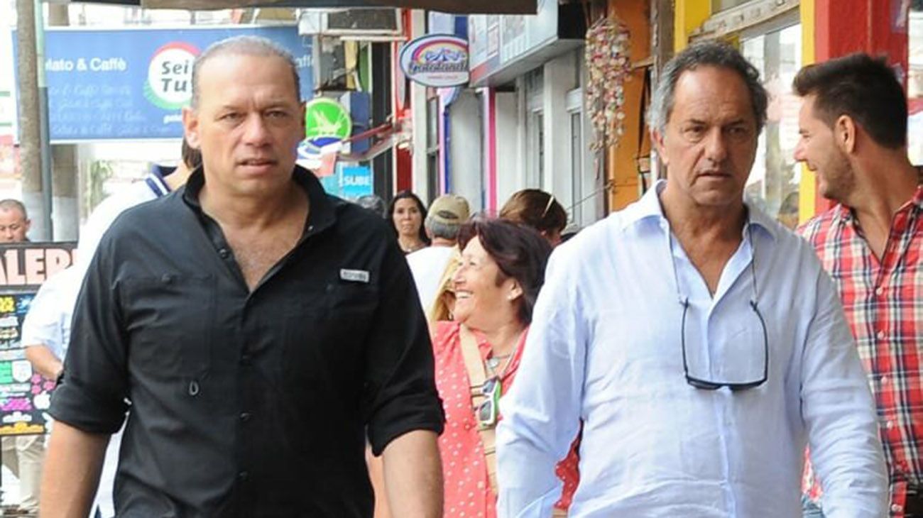 Berni y Scioli, en el centro de Santa Teresita rumbo a la reunión del PJ