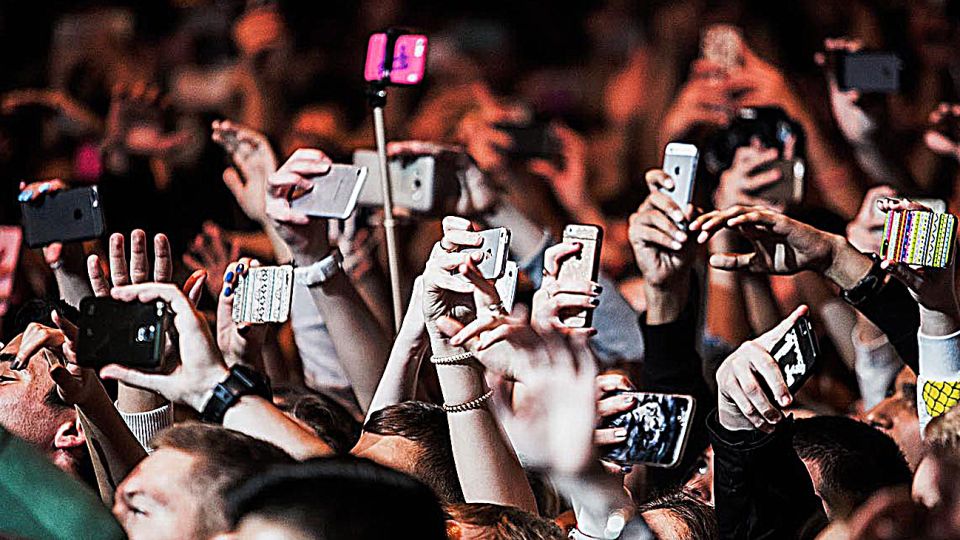 Un estudio reveló que el afan por sacar fotos de un evento y compartirlas en la web afecta el disfrute y el recuerdo preciso de la experiencia original.