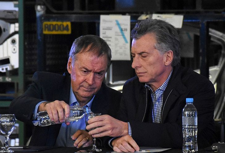 PACTO AGRIETADO. El gobernador Juan Schiaretti y el presidente Macri firmaron el pacto fiscal, negociando entre otros ítems, los subsidios.