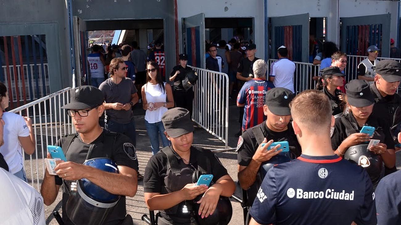 Los barras, más complicados para entrar a las canchas.