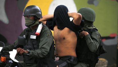 moto. Un manifestante detenido durante las protestas opositoras.