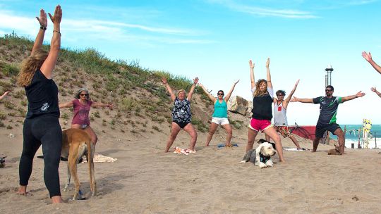 Saludo al sol. Una de las “asanas” con la que comienza la práctica, es el “agradecimiento frente al universo”. Luego, los participantes deben acariciar a sus mascotas y ayudarlas a elongar y tranquilizarse.