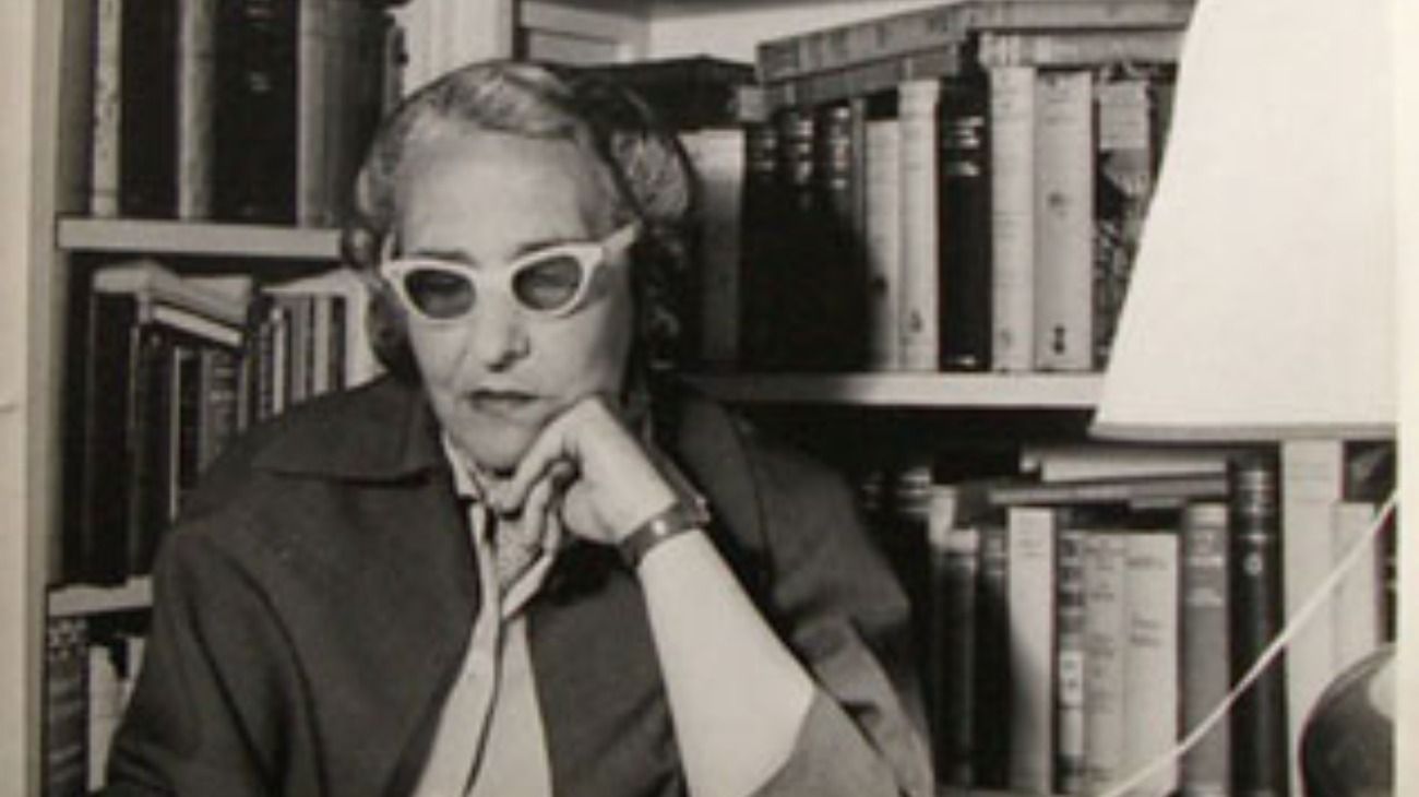 En marzo de 1936, fundó la Unión Argentina de Mujeres con ayuda de Susana Larguía y María Rosa Oliver.