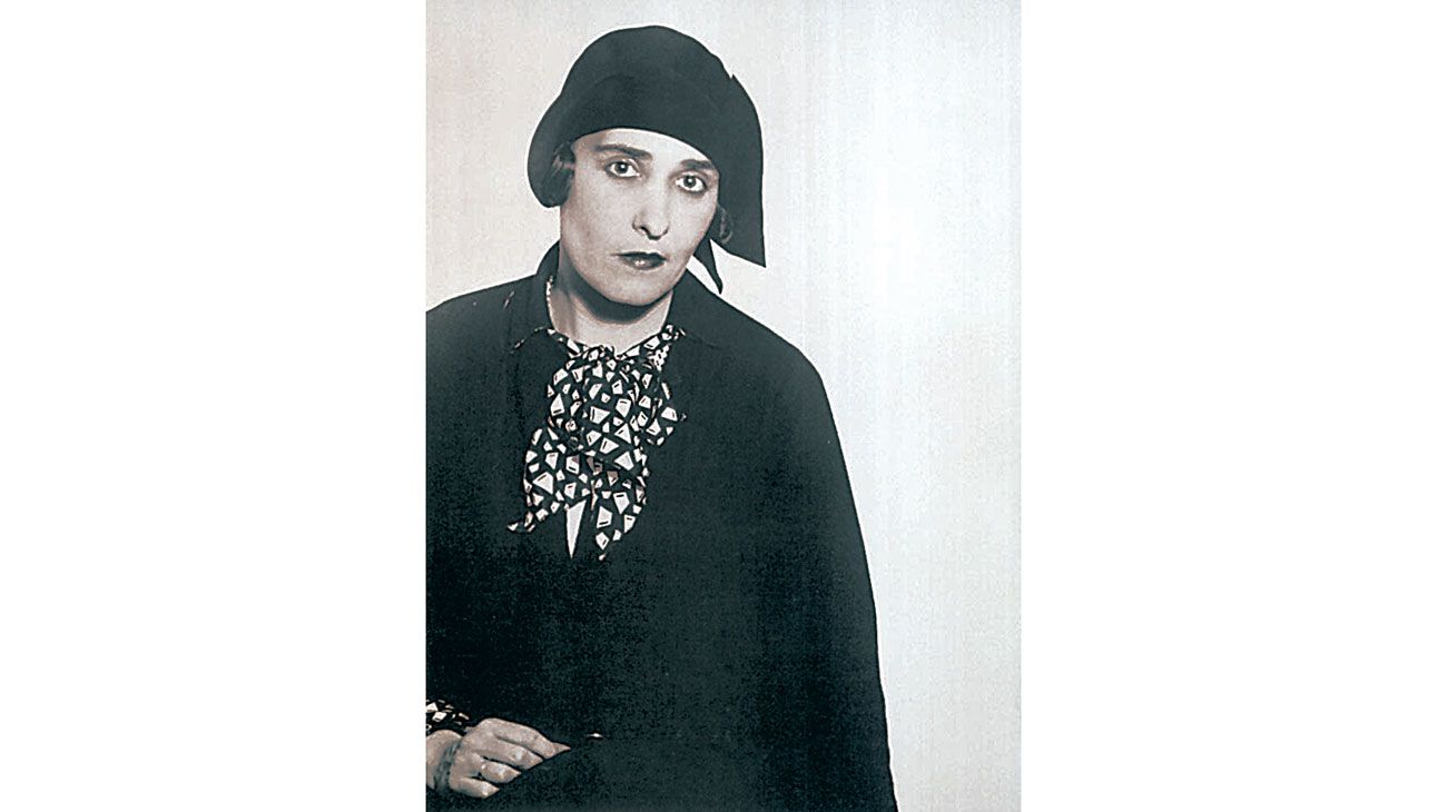 En 1936 funda la Unión de Mujeres Argentinas con Susana Larguía y María Rosa Oliver.