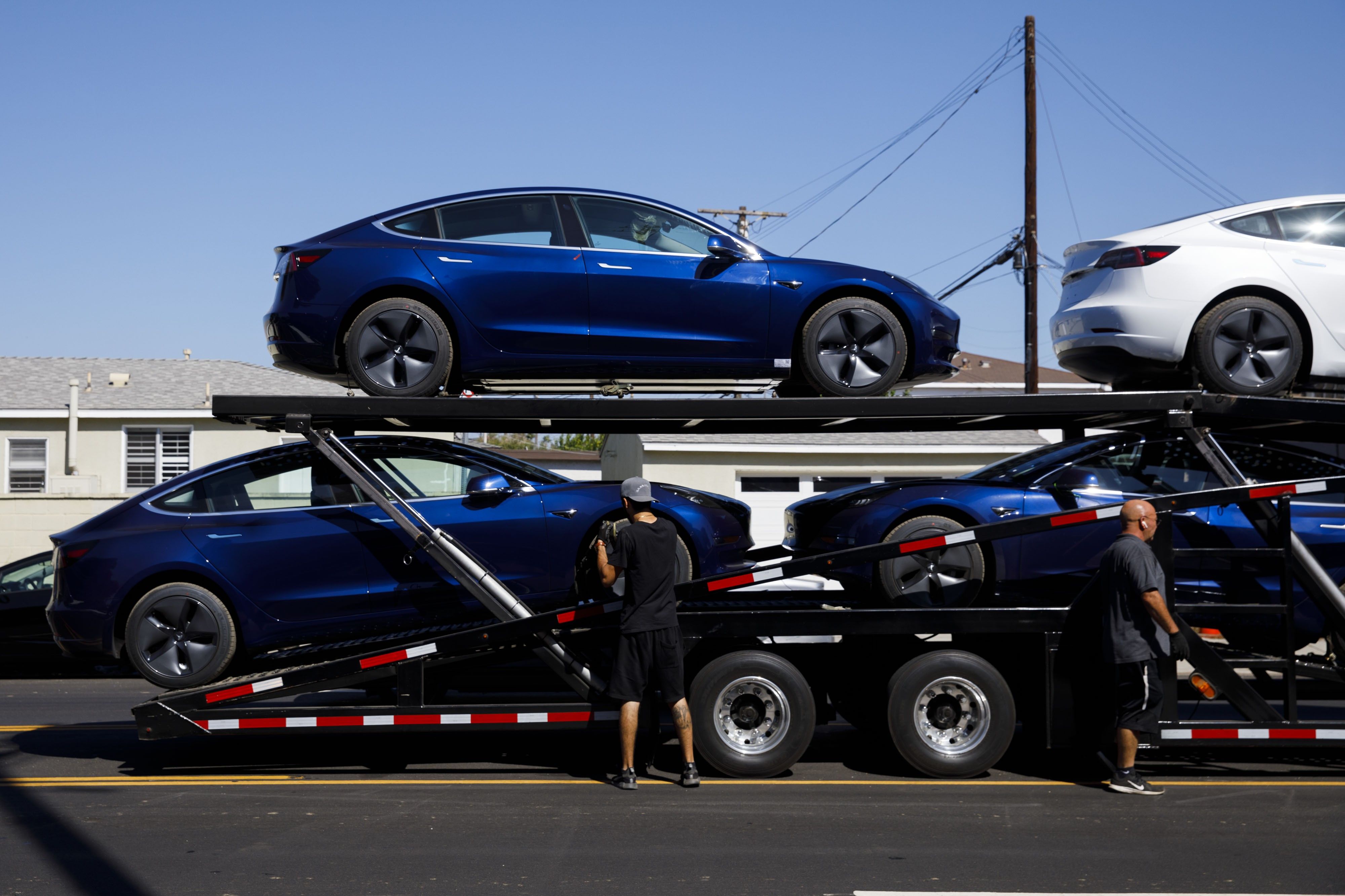 Tesla Sinks as Price Cuts Signal a Ceiling for Costlier Models